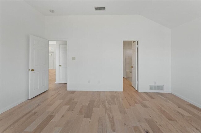 Building Photo - 2906 Greenlawn St