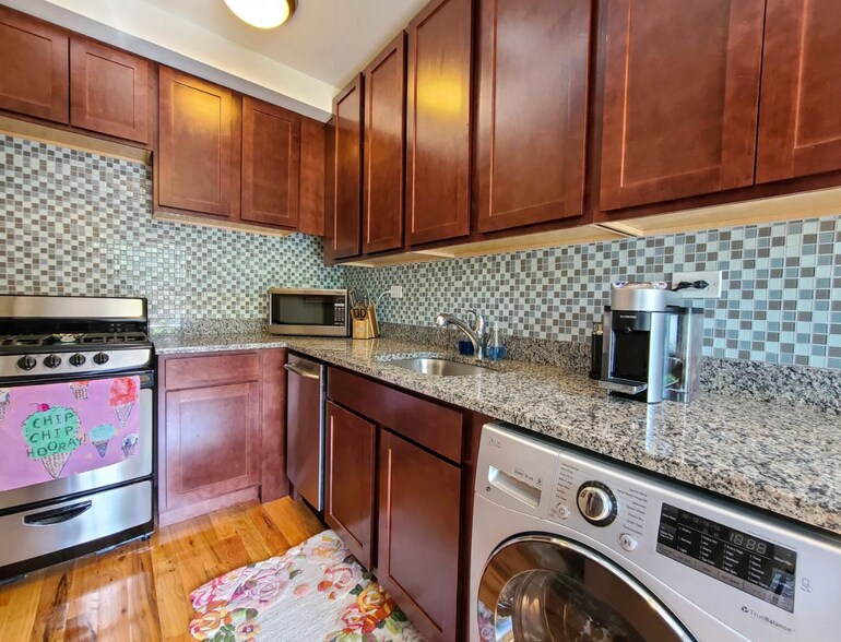 Building Photo - 556 W Arlington Pl