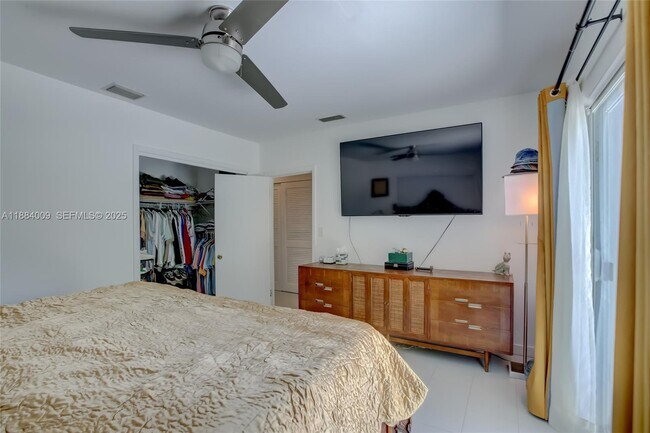 Building Photo - 2601 NE 11th Ct