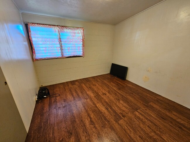 Building Photo - 2-bedroom 1 bath apartment with 1 parking.