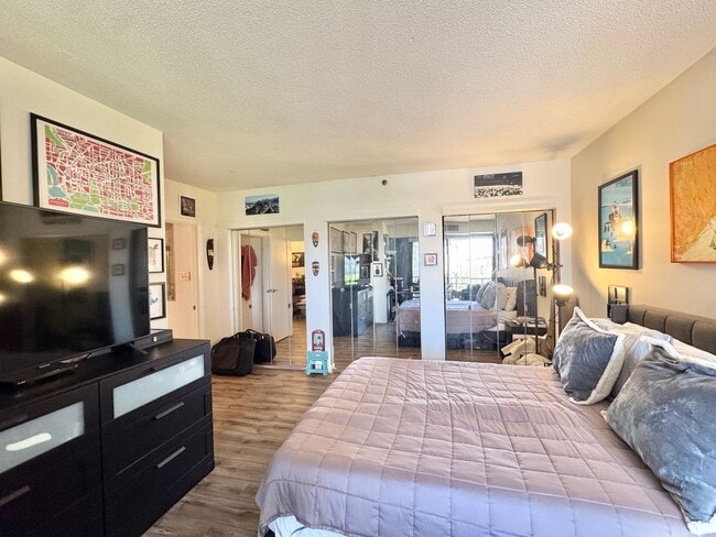 Building Photo - ARLINGTON CONDO - Sleek Sophistication Mee...