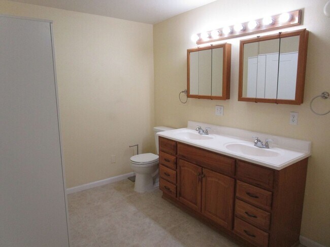 Building Photo - *PRICE IMPROVEMENT* Spacious 2 Story, 2 Bedroom, 2 Bath Home on Corner Lot in Ochoco West Subdivi...