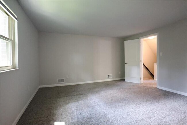 Building Photo - 604 Carriage Hill Dr