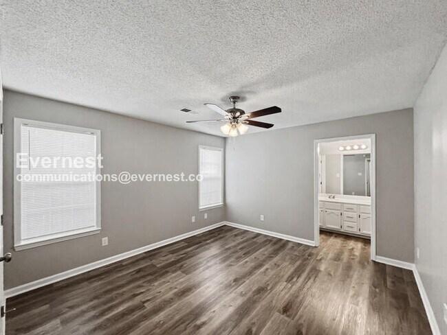 Building Photo - Limited Time Special Offer / 4 Bed, 2 Bath Home with Fenced Yard / Pet-Friendly / Available Now!