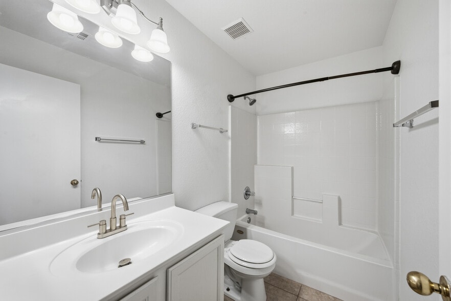 Building Photo - 7319 W Eugie Ave