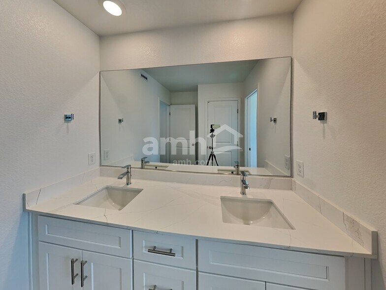 Building Photo - 10536 Lagaspi Dr