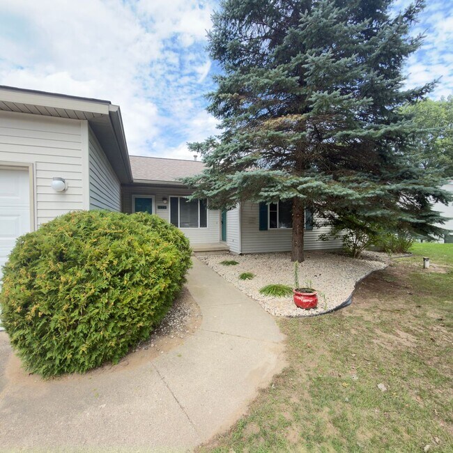 Building Photo - 4443 Hillrise Ct NE