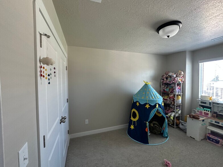 Building Photo - 4035 W Harper Ln
