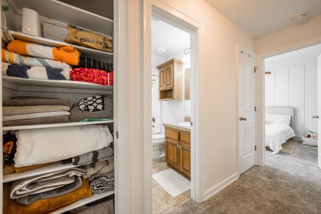 Building Photo - 3960 W Mountain View Dr