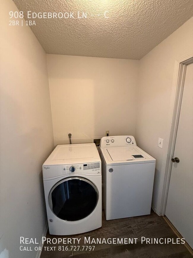 Building Photo - 908 S Edgebrook Ln