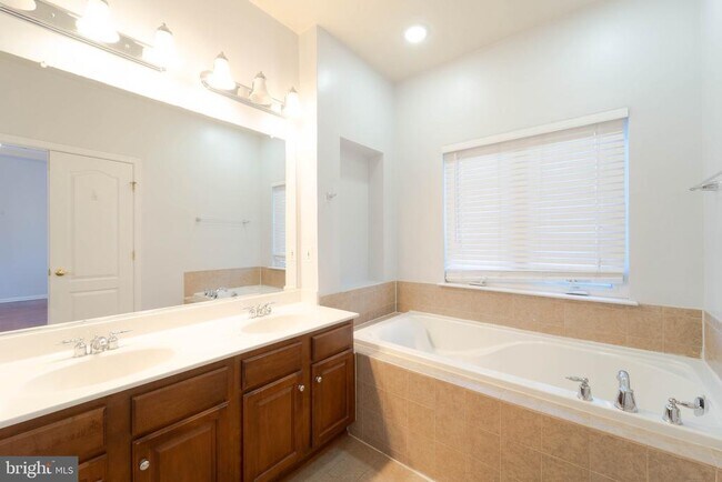 Building Photo - 4631 Carisbrooke Ln