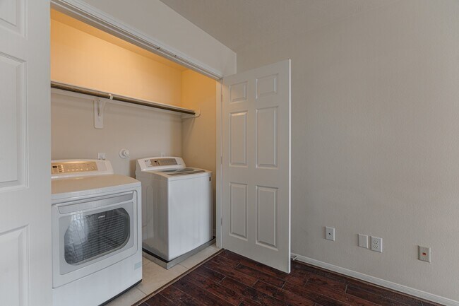 Building Photo - 14310 Silver Hollow Ln