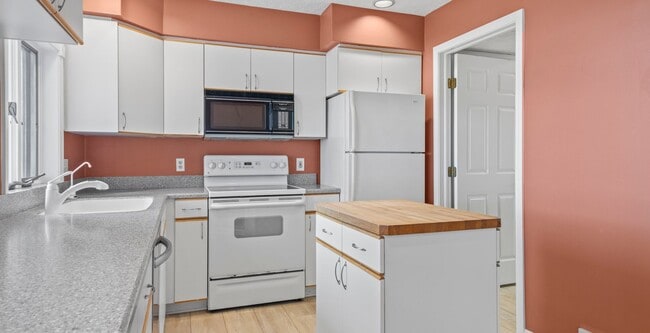 Building Photo - Lakefront End-Unit Condo with Crystal Lake...