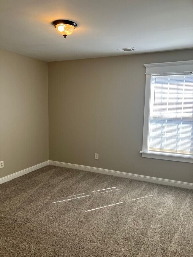 Building Photo - Spacious home in Brentwood
