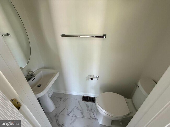 Building Photo - 5714 Goldfinch Ct