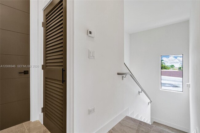 Building Photo - 2887 SW 33rd Ave