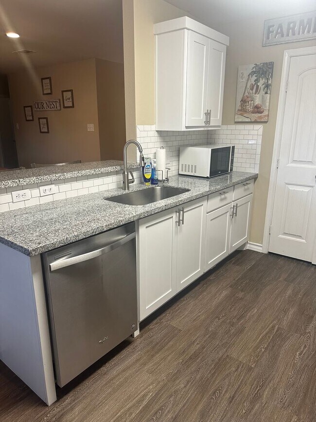Building Photo - 4 bed 2 bath 1 car garage on Flint Avenue!