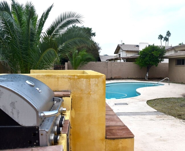 Building Photo - Awesome 5 Bed 2 Bath Home at ASU