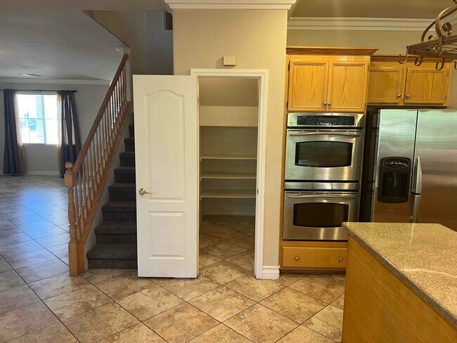 Building Photo - 205 Valare St