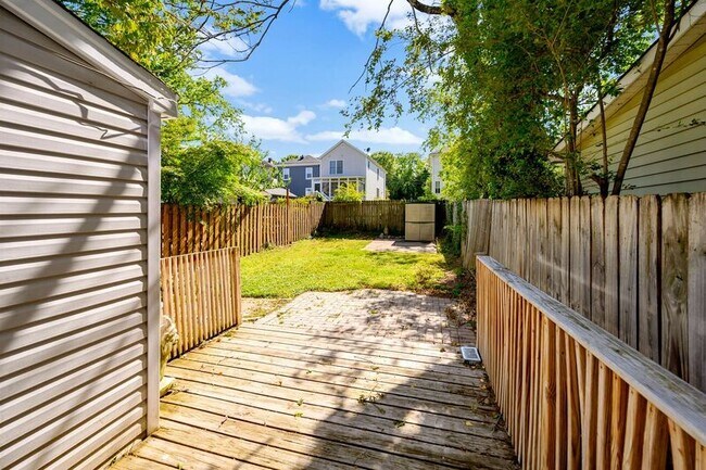 Building Photo - 610 Shepherd St