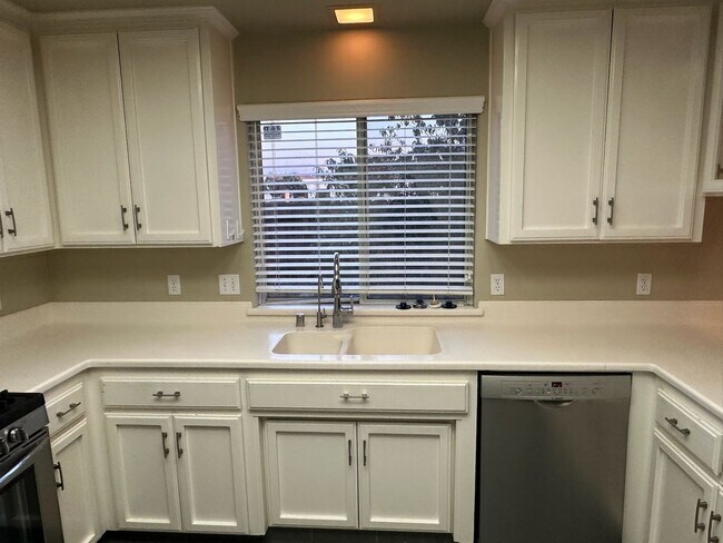 Building Photo - 3707 W Hemlock Ct