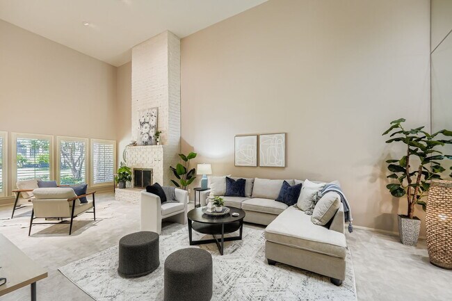 Building Photo - Spacious 3-Bed Townhome in Northwest Hills – Over 3,200 Sq Ft with Courtyard & 2-Car Garage