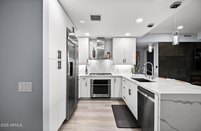 Building Photo - 7167 E Rancho Vista Dr