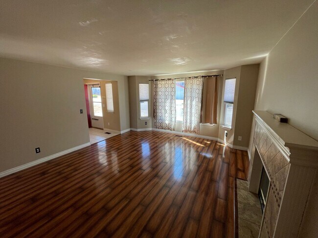 Building Photo - Lovely 3 Bedroom Home Close to Parks and Schools