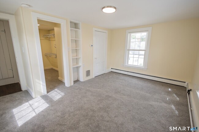 Building Photo - 387 Buckland St