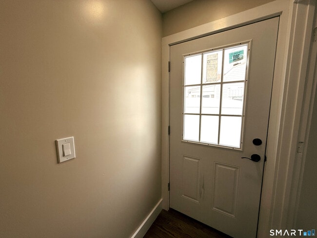 Building Photo - 260 Robin St