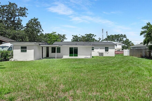Building Photo - 2318 S Hubert Ave