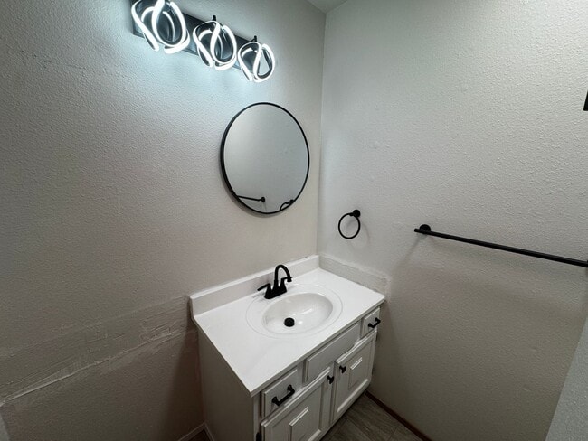 Building Photo - Charming Updated 2-Bed, 2.5-Bath Condo in Bremerton