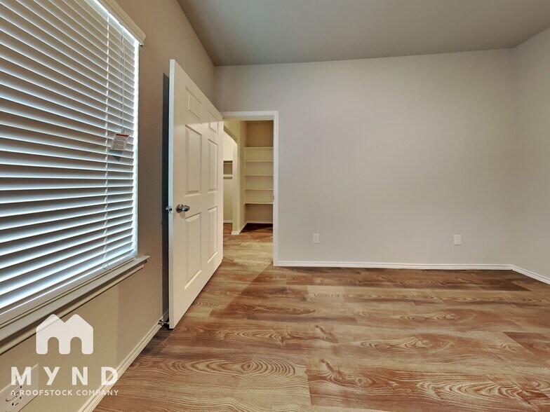 Building Photo - 413 E Avenue G