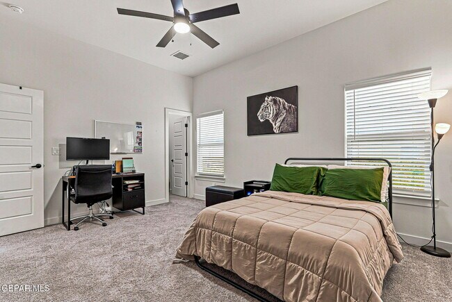 Building Photo - 7420 Norte Vly Ln