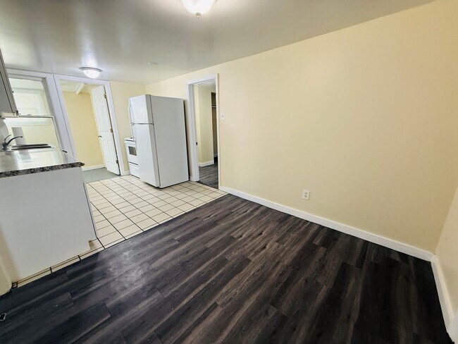 Building Photo - 320 21st Ave S