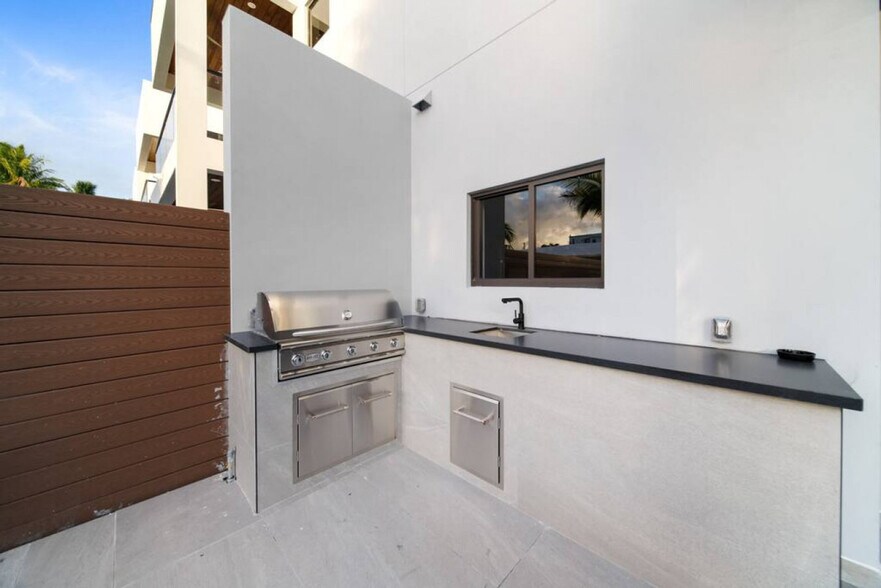 Building Photo - 601 NE 16th Ave