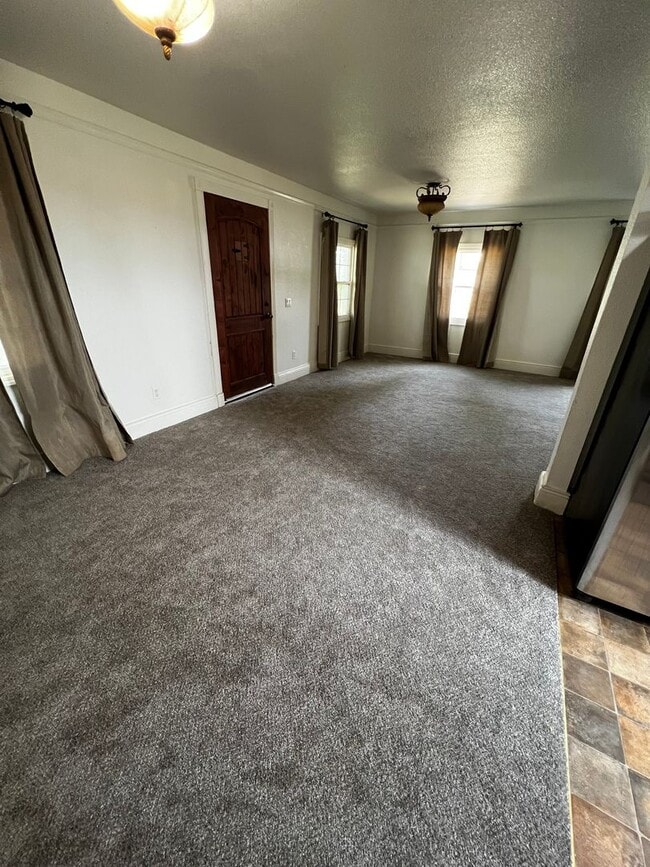 Building Photo - Nice two bedroom two bath home away from t...