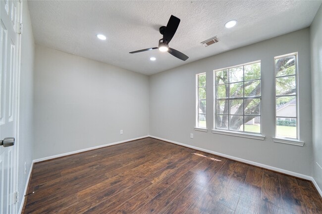 Building Photo - 619 Green Belt Dr