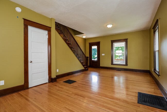 Building Photo - 227 Valley Ave NW