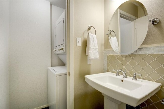 Building Photo - 3839 Dry Creek Dr