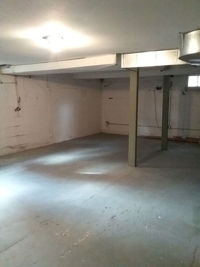 Building Photo - Completely remodeled 3 bed 2.5 bath single...