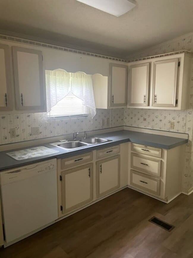 Building Photo - Two Bedroom Mobile Home in Quiet Setting