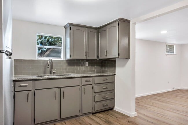 Building Photo - 107 E 11th St