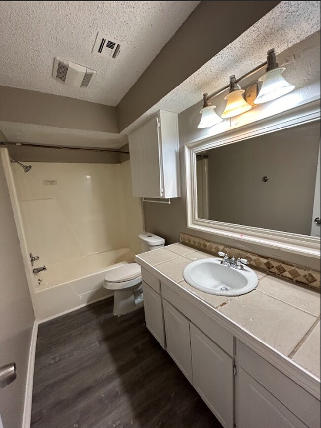 Building Photo - Stunning 4 Bedroom