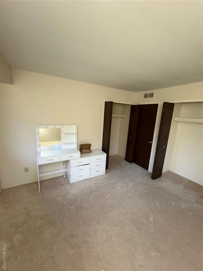 Building Photo - Beautiful Condo in Rochester Hills
