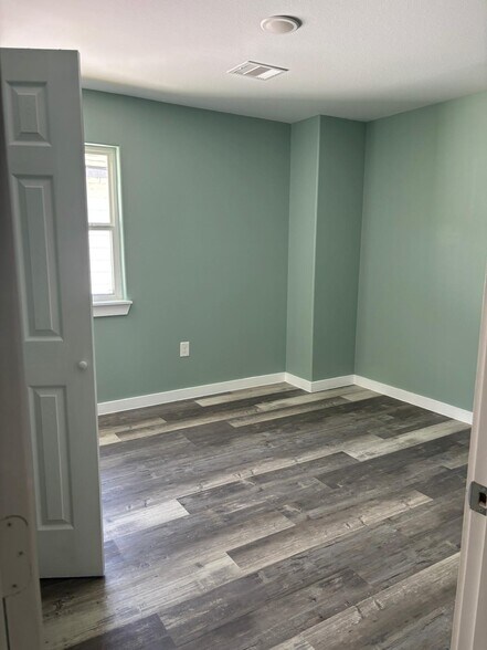 Building Photo - 8220 Crestview Dr