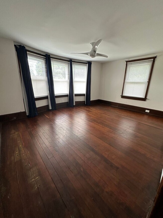 Building Photo - 541 W Jersey Ave