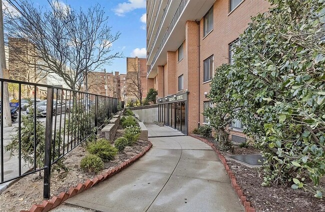 Building Photo - 4 Birchwood Ct