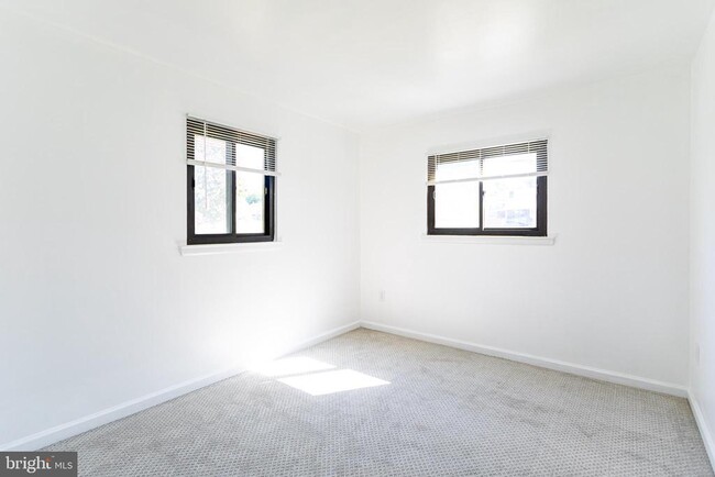 Building Photo - 4203 Lyons St