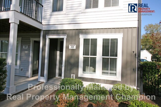 Building Photo - Bright & Open End Unit Townhome